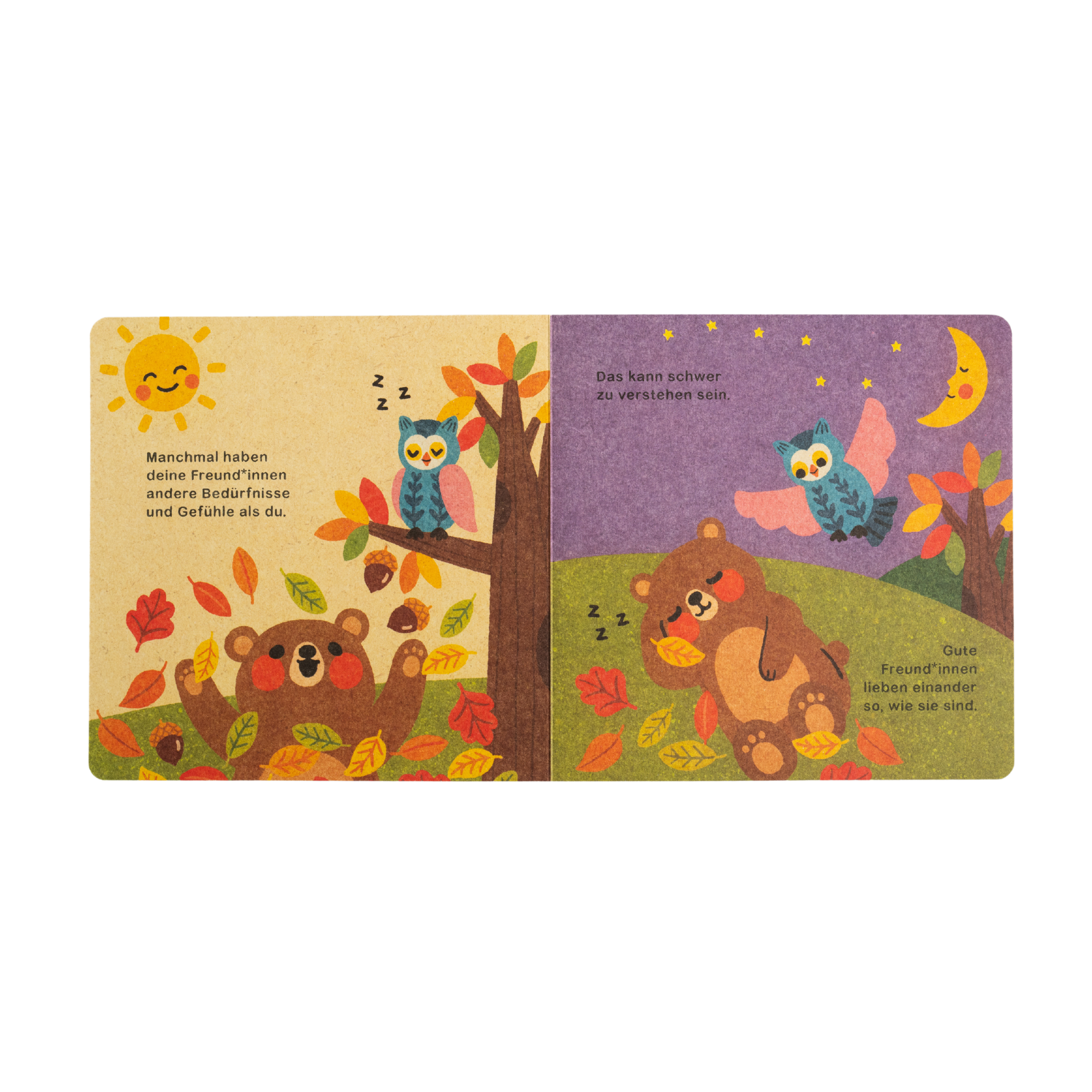 Eine lebhafte herbstliche Waldszene von Annelies Draws zeigt einen Bären und zwei Eulen, die Tag und Nacht getrennt sind und Momente der Freundschaft teilen. Der deutsche Text "Hilfe brauchen ist ok" erscheint inmitten ihrer fürsorglichen Welt.