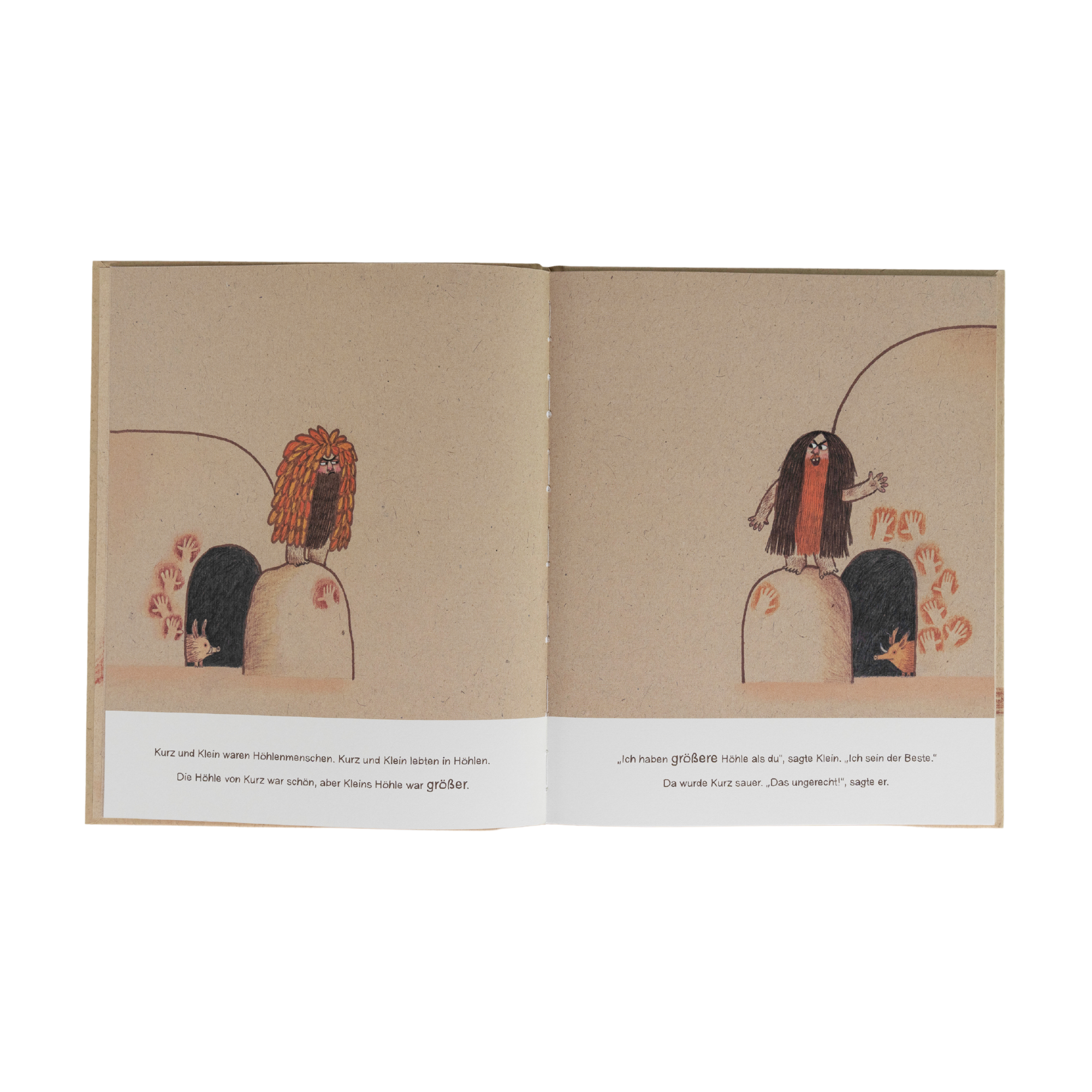 Eine Doppelseite aus "Kurz und Klein" von Alastair Chisholm zeigt zwei zottelhaarige Höhlenmenschen in der Nähe von Höhlenöffnungen auf beigen Seiten, mit deutschem Text am unteren Rand beider Seiten.