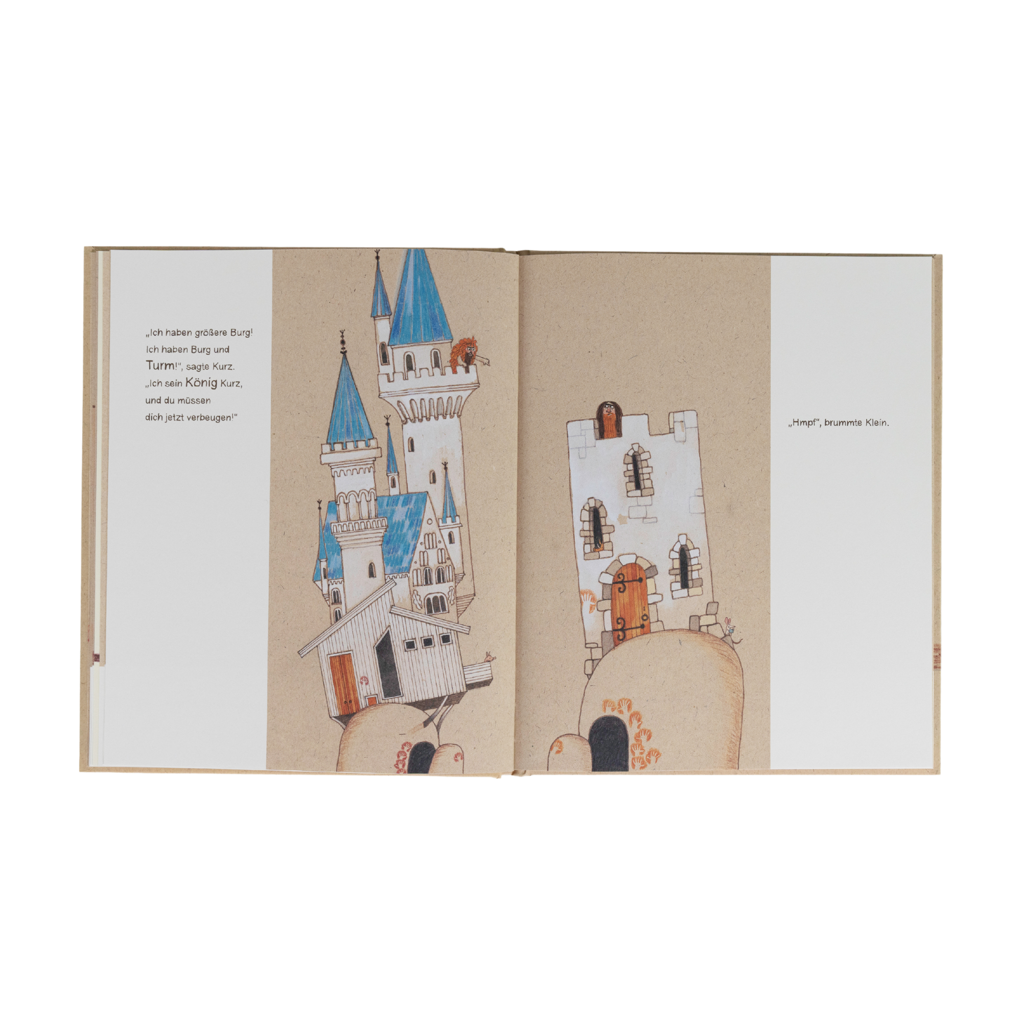 Eine illustrierte Doppelseite aus "Kurz und Klein" von Alastair Chisholm zeigt ein skurriles Schloss mit blauen Dächern und einem weißen Turm auf einem braunen Hügel, mit deutschem Text auf beiden hellbraunen Seiten.