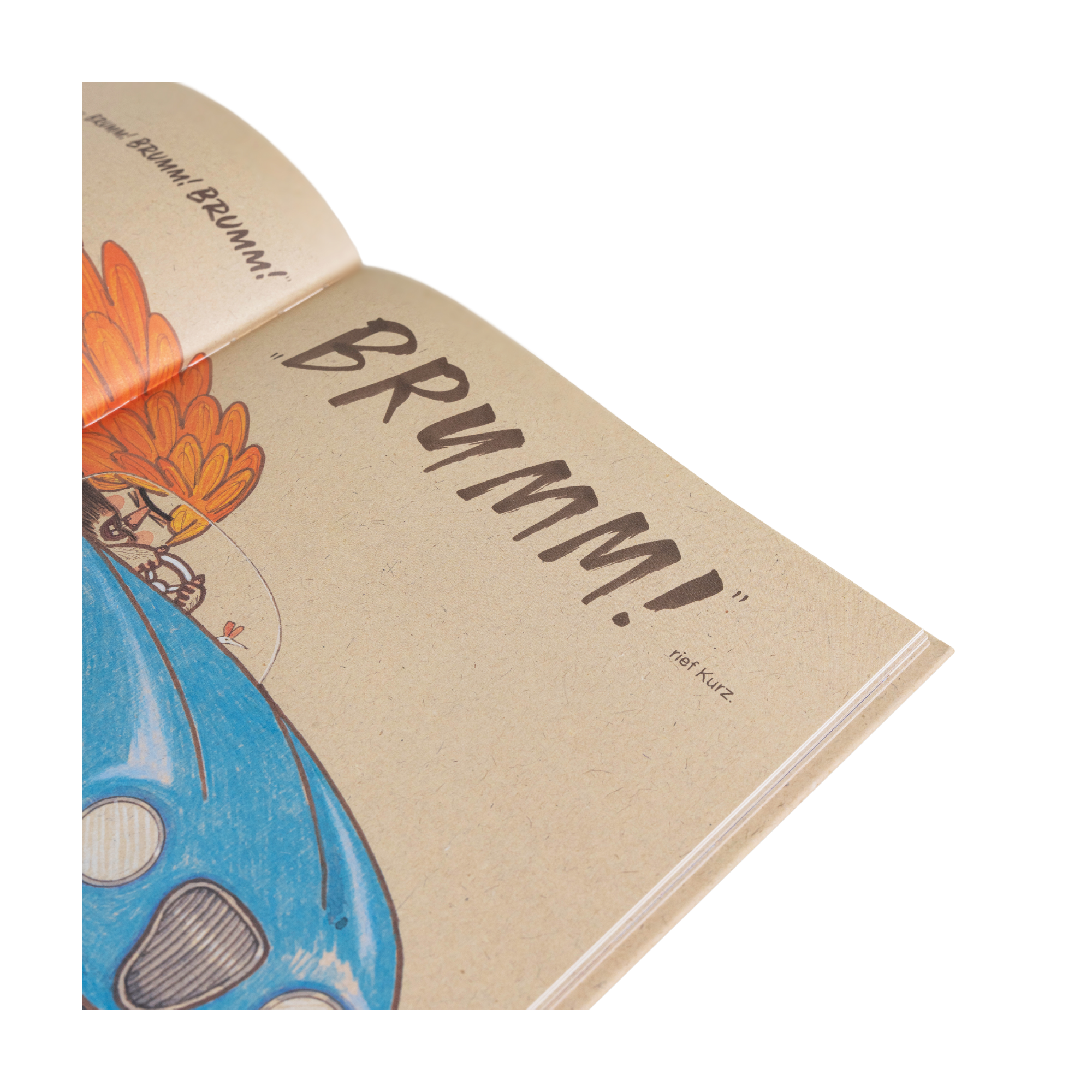 Eine leuchtende Doppelseite aus Kurz und Klein von Alastair Chisholm zeigt eine Figur mit orangefarbenen Haaren, die ein blaues Auto fährt. Der fettgedruckte Text lautet "BRUMM!" - eine lustige Anspielung auf Teamwork und erfinderische Höhlenmenschen in diesem verspielten Bilderbuch.