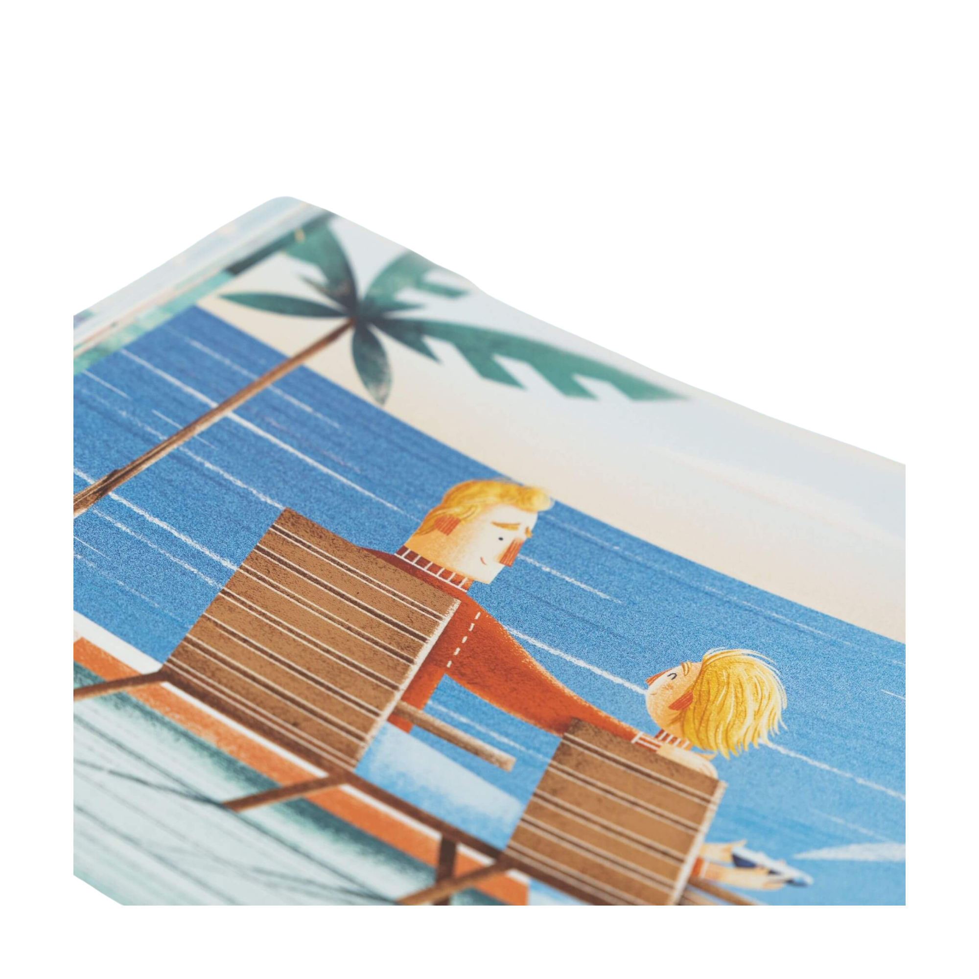 Illustration für "Männer weinen" von Jonty Howley: Zwei hellhaarige Menschen sitzen auf hölzernen Liegestühlen am Wasser, einander zugewandt unter einer Palme und blauem Himmel, was emotionale Verbundenheit und Gelassenheit hervorruft.