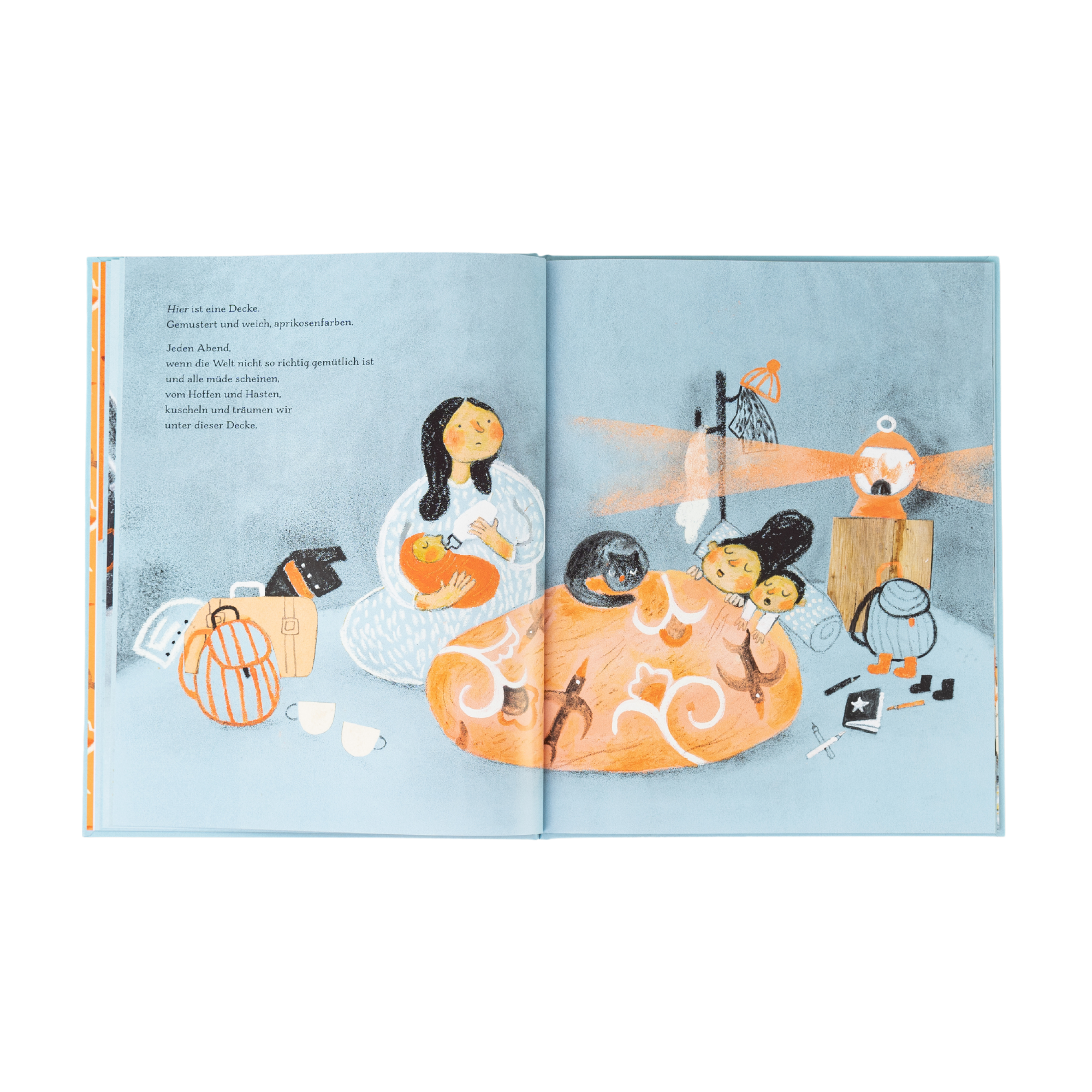 Das illustrierte Kinderbuch "Wir sind hier" von Kyo Maclear zeigt eine Frau und zwei Kinder mit einer Katze an einem runden Tisch, umgeben von Tassen, einer Teekanne und Haushaltsgegenständen. Auf der linken Seite sind warme orangefarbene und blaue Farbtöne und ein deutscher Text zu sehen.