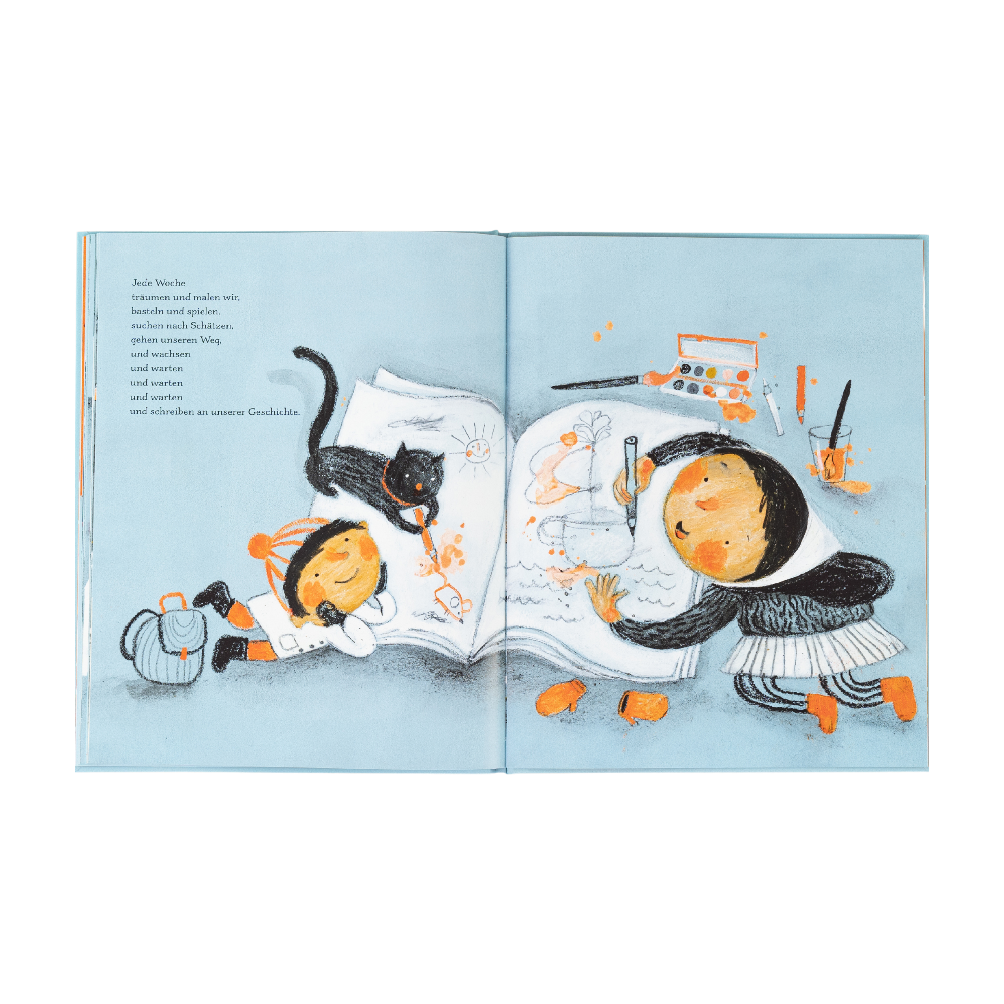 Eine Seite aus "Wir sind hier" von Kyo Maclear zeigt zwei Kinder und eine schwarze Katze, die gemeinsam zeichnen und Empathie vermitteln, während sie ein großes Skizzenbuch ausmalen. Der Hintergrund ist zartblau mit einem deutschen Text über Heimat auf der linken Seite.