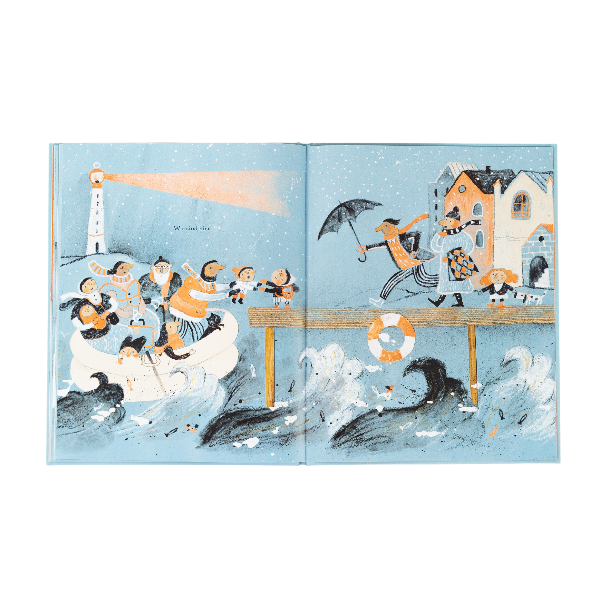 Illustration aus "Wir sind hier" von Kyo Maclear: Menschen in Regenmänteln und Hüten kommen mit dem Rettungsboot an einem stürmischen Pier an und suchen Empathie, während sich im Hintergrund Häuser und ein leuchtender Leuchtturm abzeichnen.