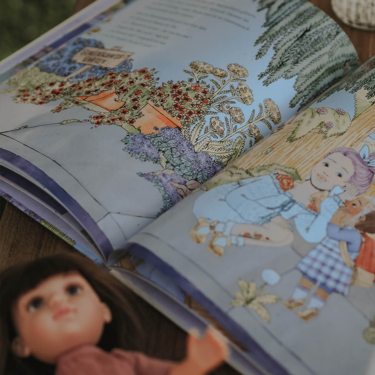 Ein aufgeschlagenes Exemplar von "Mama und Mami und ich: Die große Vermissung" von Nina LaCour zeigt zwei Mädchen, die inmitten von Blumen spielen, während eine braunhaarige Puppe in der Nähe auf das Thema der vermissten Eltern hinweist.